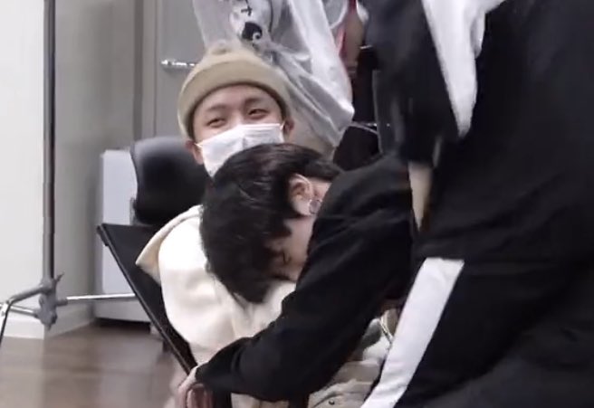 [잡담] 방탄 정국 제이홉한테 앵길 때 넘 행복해보여 어미 품 파고드는 갱얼쥐같음 | 인스티즈