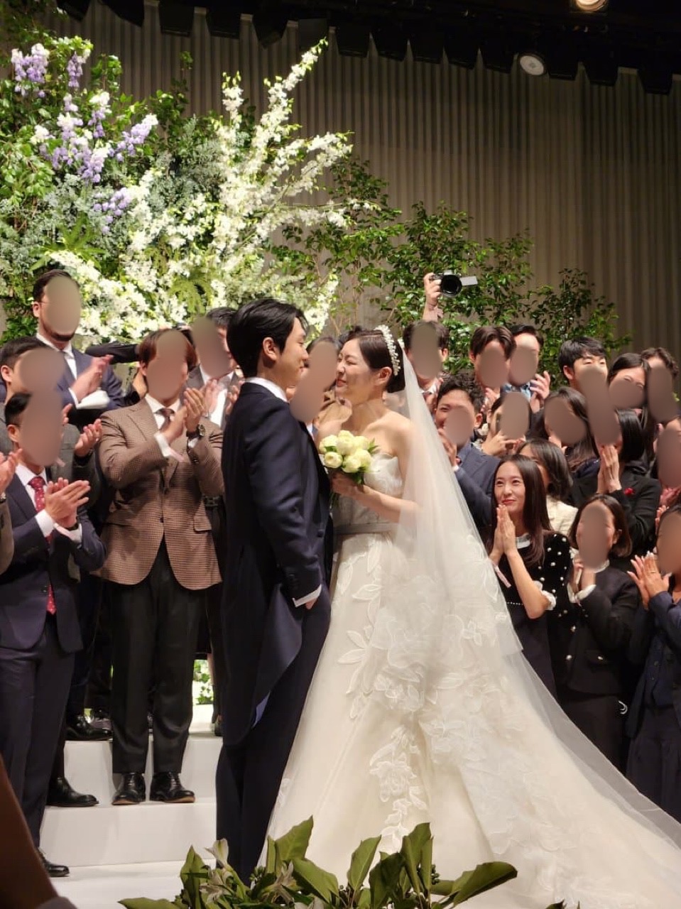 [잡담] 크리스탈 연느 결혼식에서 봐달라고 손흔드는거 짱귀야 ㅋㅋㅋ | 인스티즈