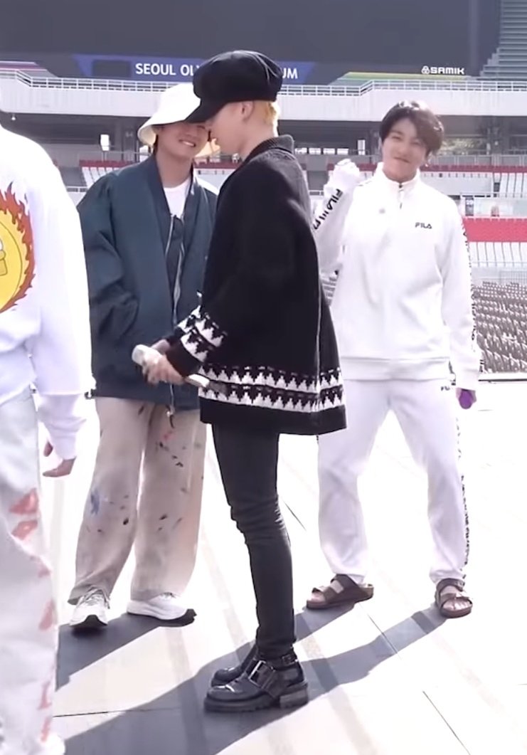 [잡담] 방탄 지민 붙는 옷 입고 다니는거 잘 어울려 | 인스티즈