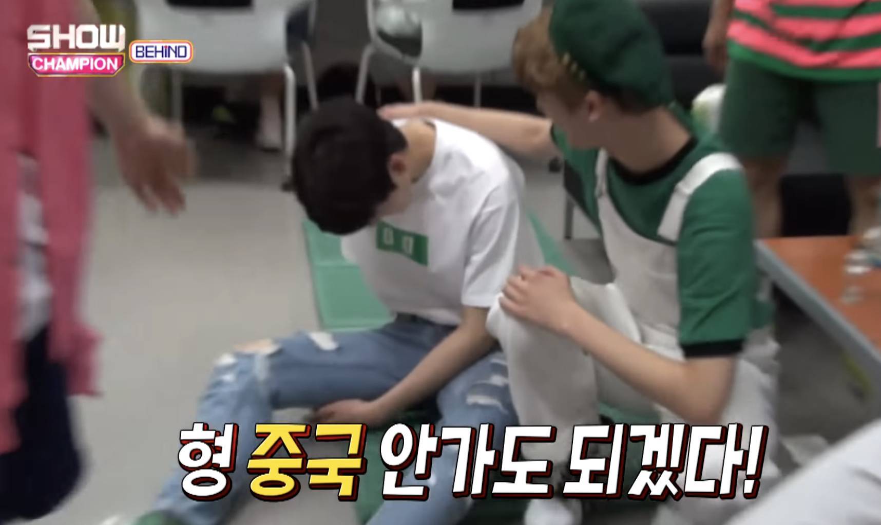 [잡담] 아 차은우 한테 카메라 떨궈서 보상해야 하는 깜짝카메라 했는데 | 인스티즈