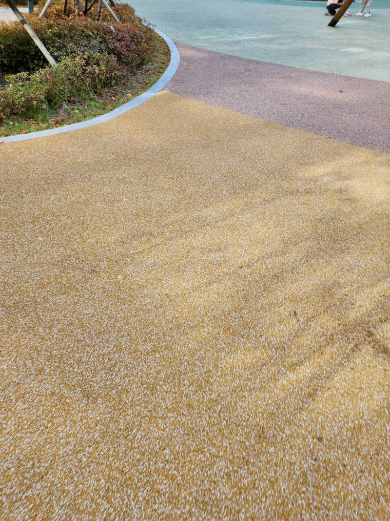 요새 아파트단지 놀이터는 흙이아니네? | 인스티즈