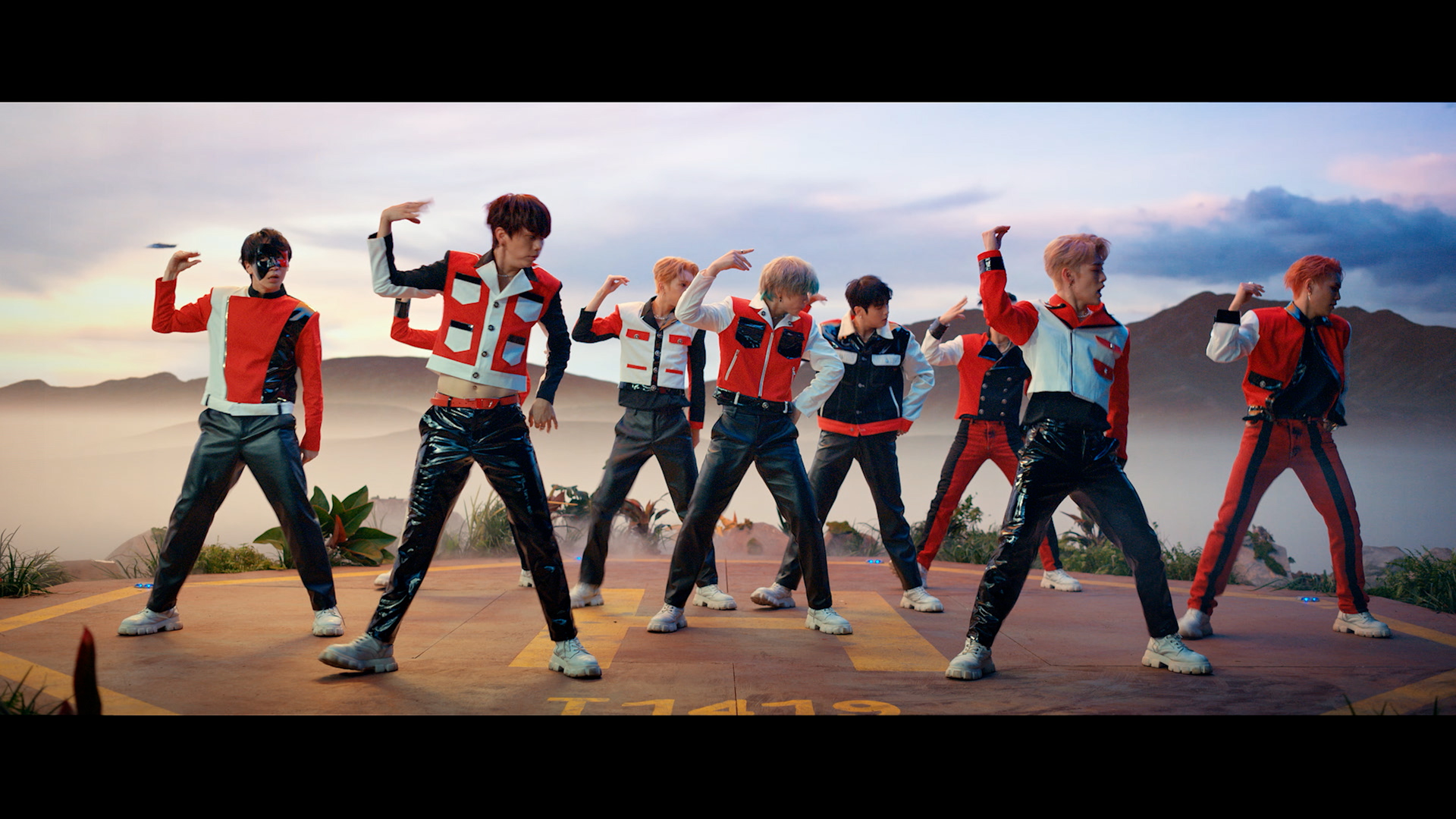 [잡담] 티저보는데 왜 시안이만 가면 썼지? | 인스티즈