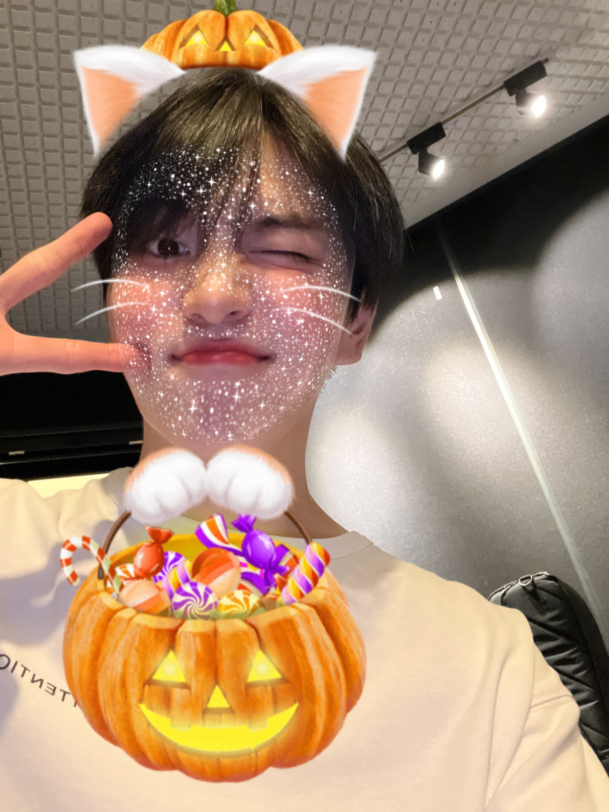 [잡담] 곧 할로윈 이라고 사진 왕땅 많이 주고 간 키노 사진 봐줄래 너무 ㄱㅇㅇ...🥹 | 인스티즈