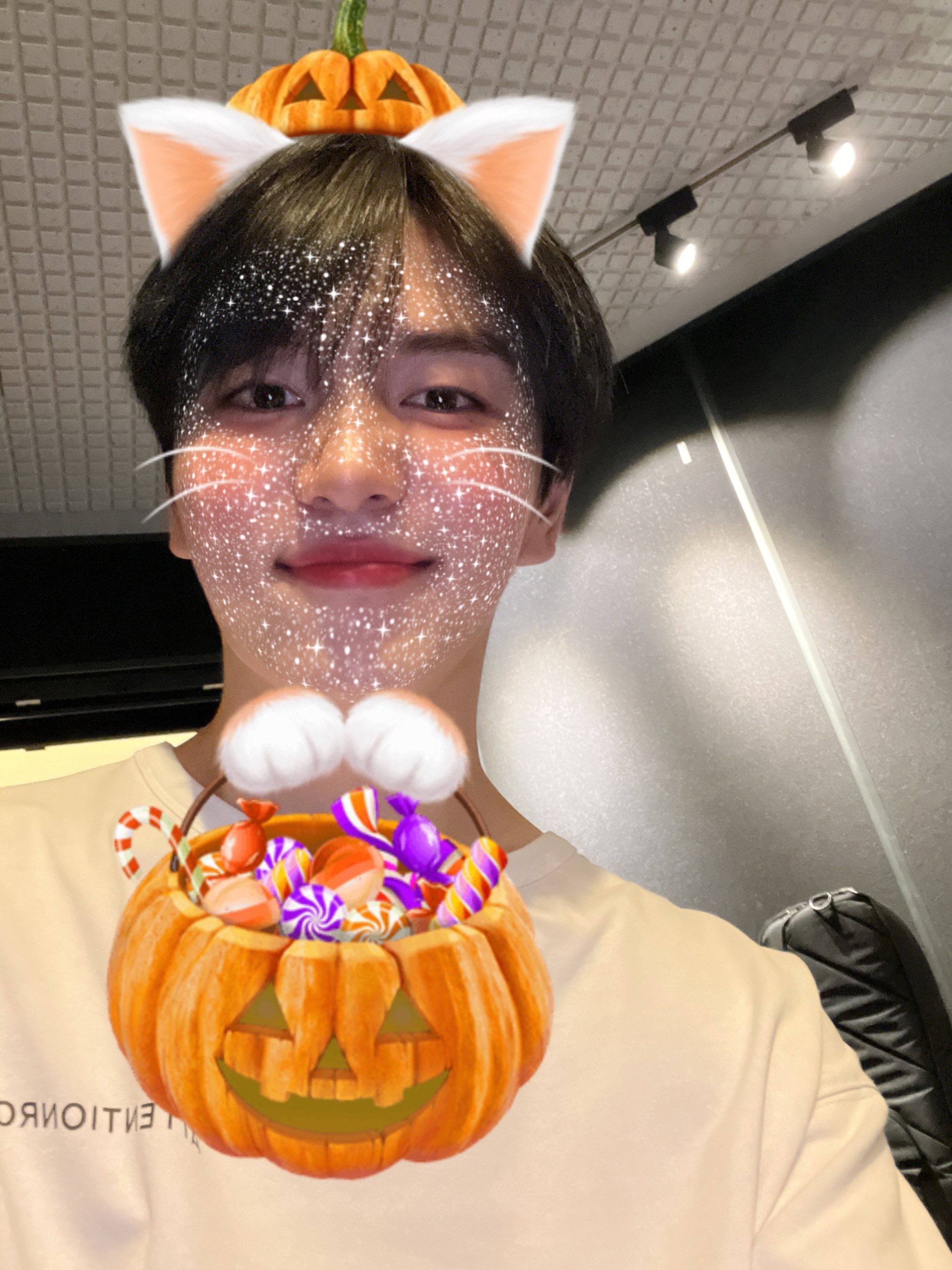 [잡담] 곧 할로윈 이라고 사진 왕땅 많이 주고 간 키노 사진 봐줄래 너무 ㄱㅇㅇ...🥹 | 인스티즈