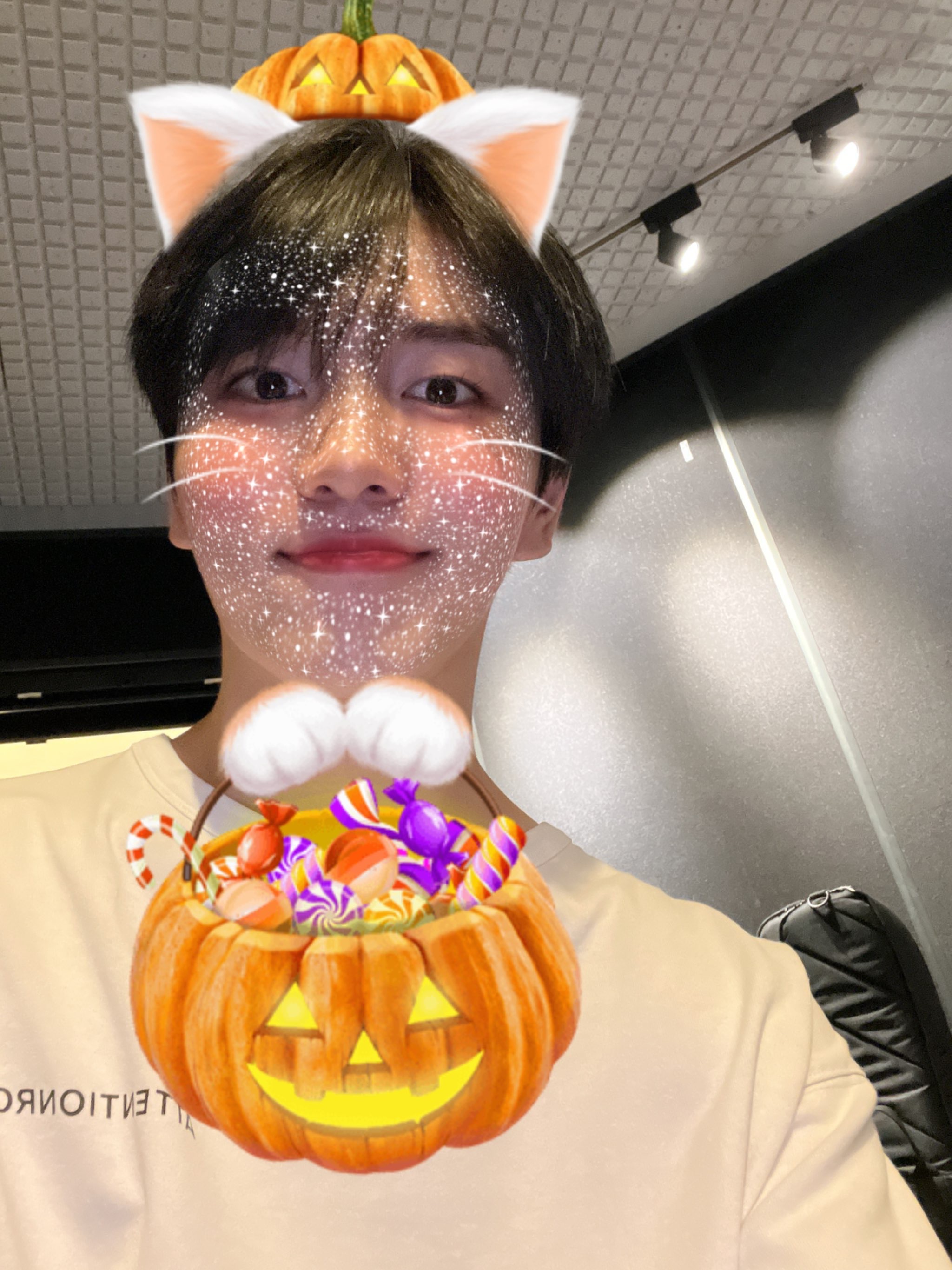 [잡담] 곧 할로윈 이라고 사진 왕땅 많이 주고 간 키노 사진 봐줄래 너무 ㄱㅇㅇ...🥹 | 인스티즈