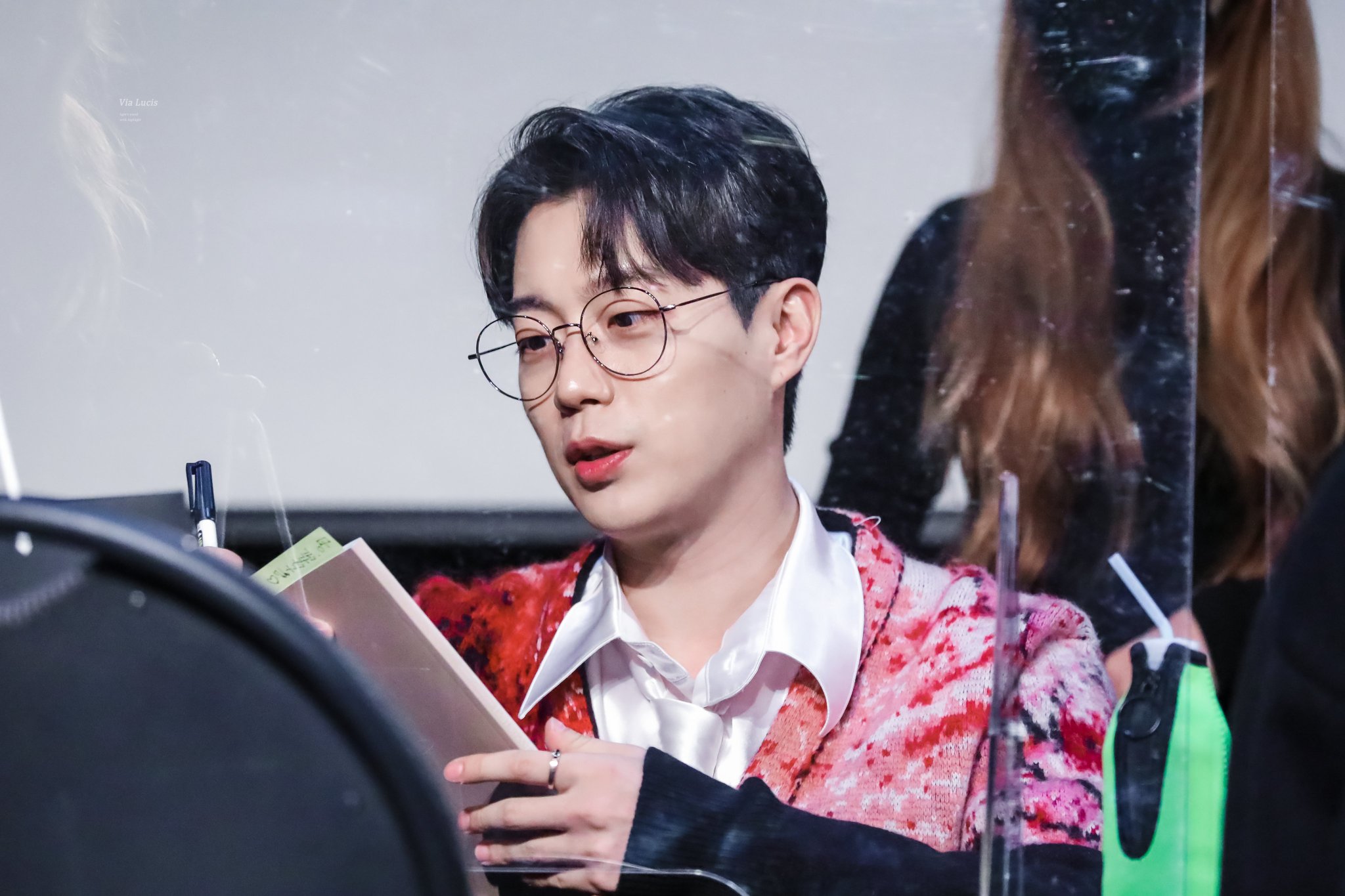 [잡담] 윤두준 올해 팬싸 사진들 다시 보는데 잘생겼당.... | 인스티즈