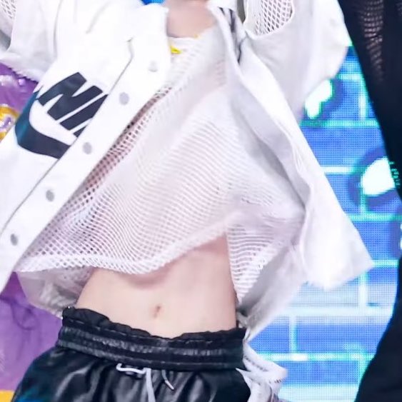 [잡담] 더보이즈 허리 얇은 멤버들 많다 | 인스티즈