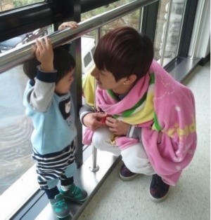 [잡담] 이기광 애기 쳐다보는것보ㅏ | 인스티즈