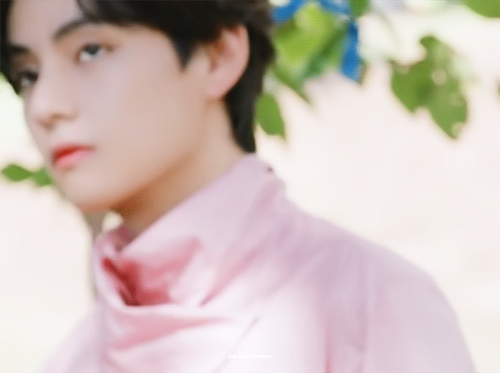 [잡담] 뷔 얼굴만 보면 고양이랑 강아지 중에 무슨 상 같아?? | 인스티즈