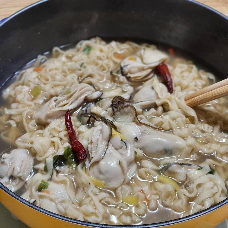 [먹었어요] 멸치칼국수에 통통한 굴 - 인스티즈(instiz) 푸드/음식 카테고리