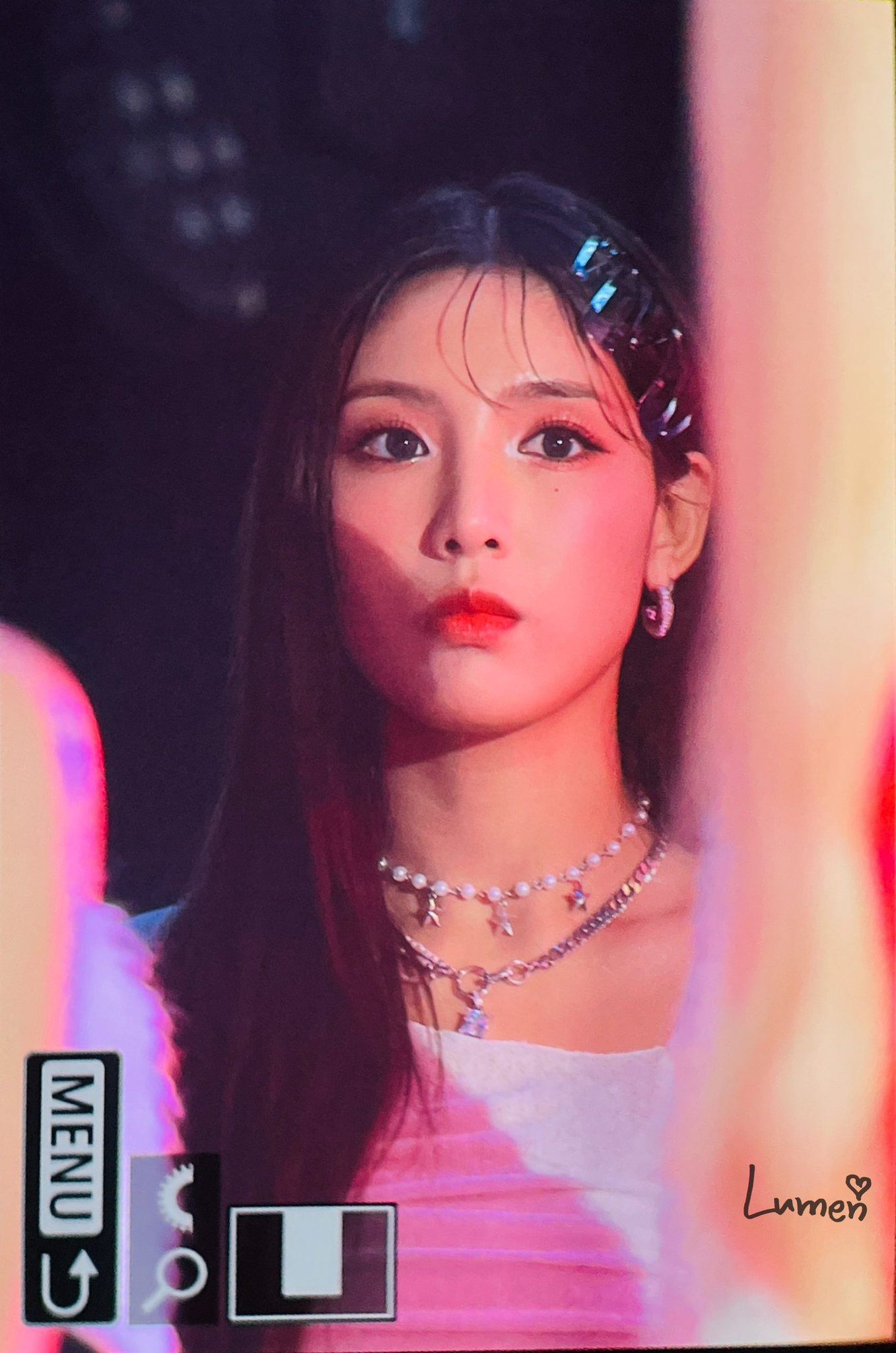 [잡담] 프듀 출신 라잇썸 초원 이목구비 장난 아니다 | 인스티즈