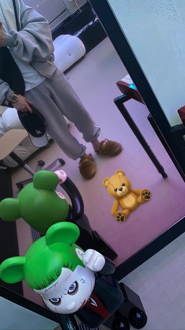 [잡담] 하이브 설명회 좋은점...~ 세븐틴 우지가 셔츠입고 작업하는 모습을 보여줍니다 | 인스티즈