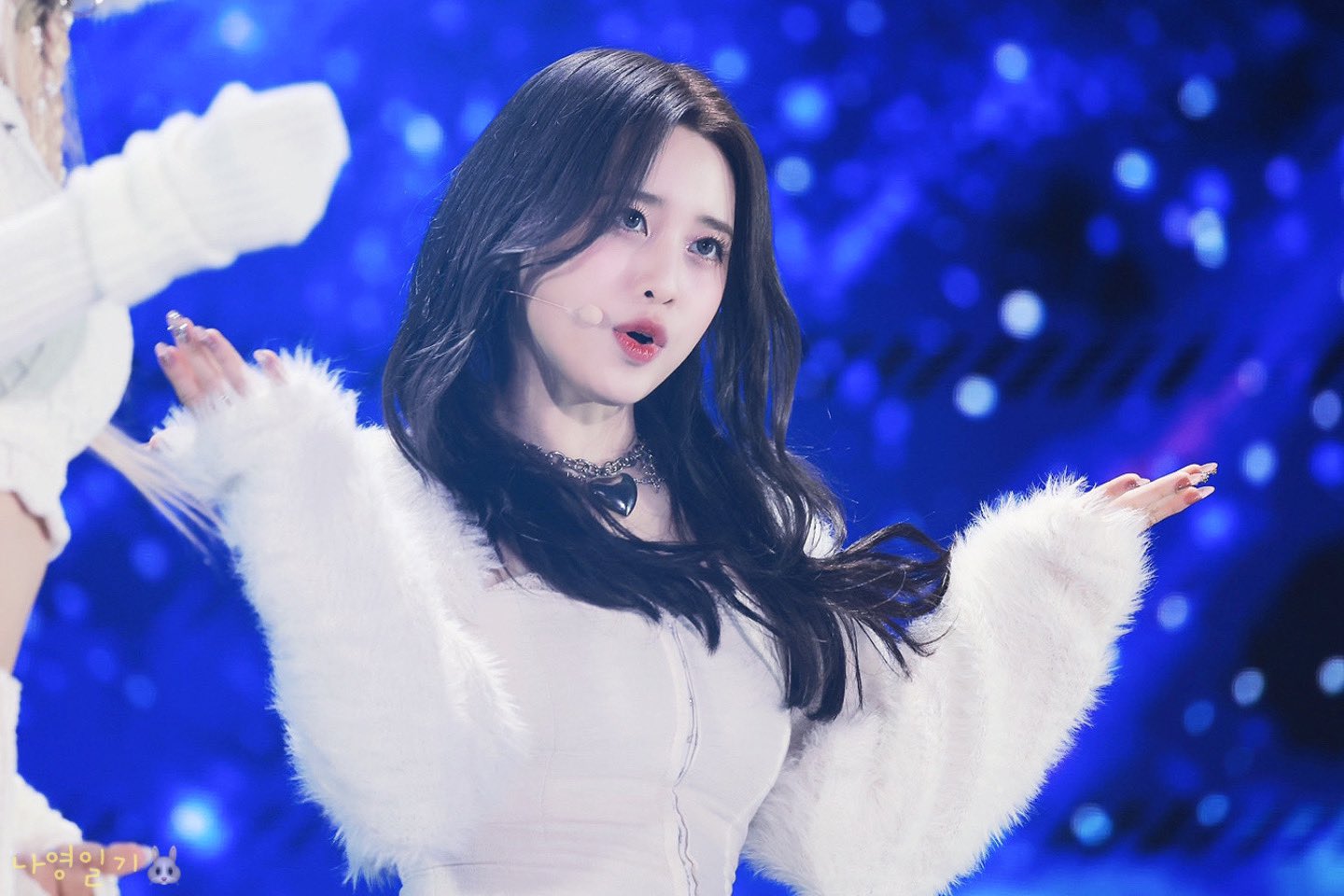 [잡담] 뽀송 요정 그 잡채 라잇썸 나영 올 화이트 룩 | 인스티즈