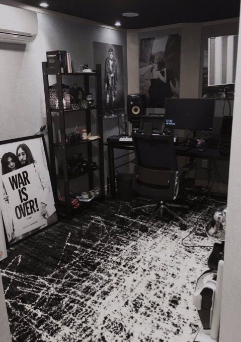 [잡담] 방탄 알엠 색깔 중요시여기는데 솔로 작업물 중 처음으로 색깔이 들어갔어 | 인스티즈