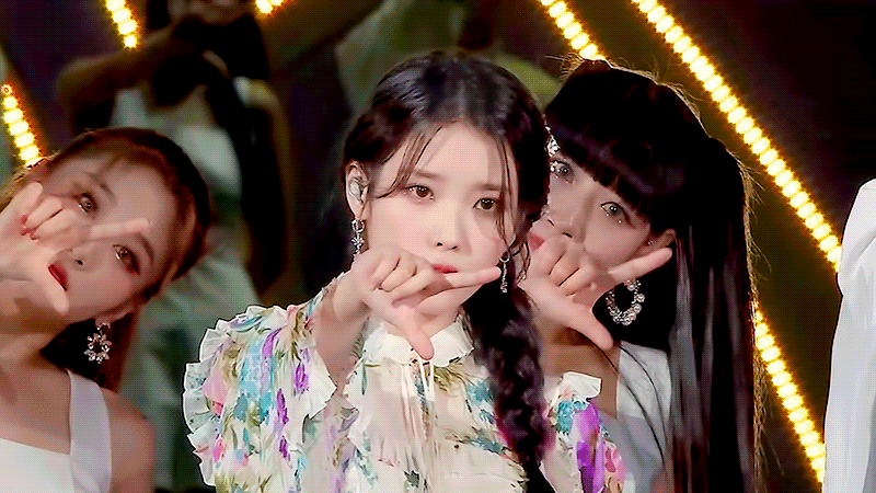 [잡담] 아이유 같은 옷 다른 표정 | 인스티즈