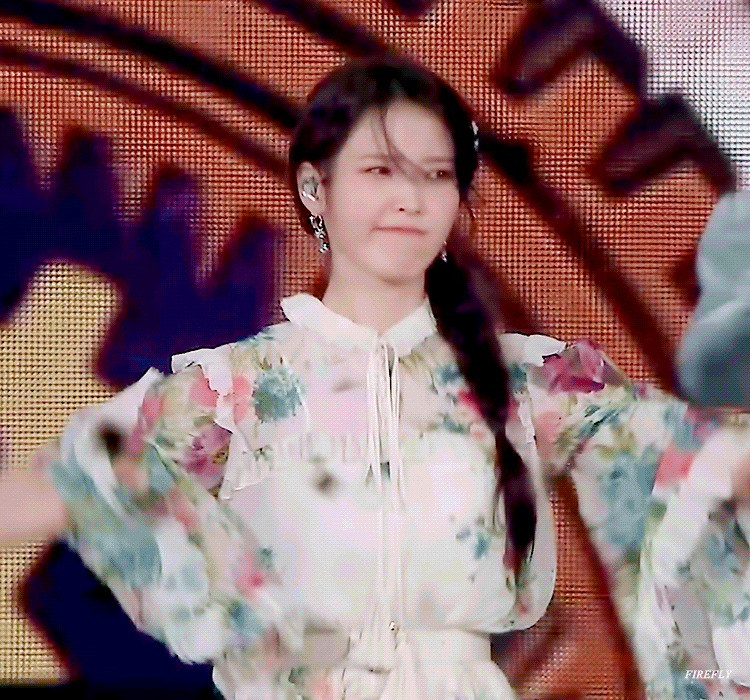 [잡담] 아이유 같은 옷 다른 표정 | 인스티즈