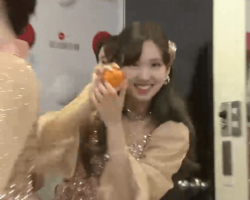 [잡담] 홍백하니까 트와 나연 인터뷰 끝나고 귤 가져갔던 거 생각난다ㅋㅋㅋㅋㅋㅋ | 인스티즈