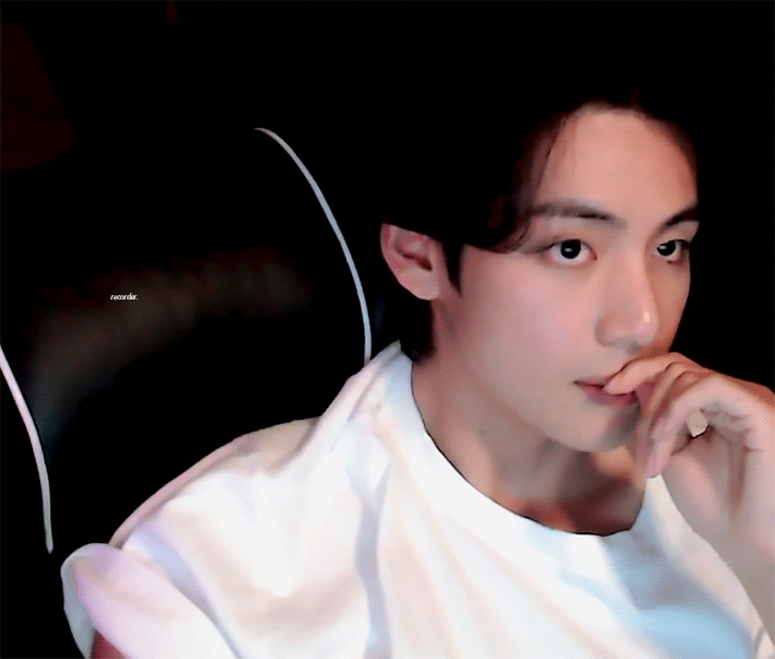 [잡담] 아니 김태형 게임하는데 얼굴이 어떻게 이래? | 인스티즈