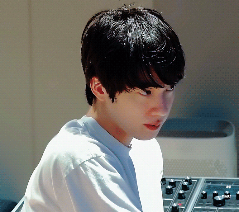 [잡담] 방탄 진 회사에서 쌩얼로 회의할 때 얼굴 | 인스티즈