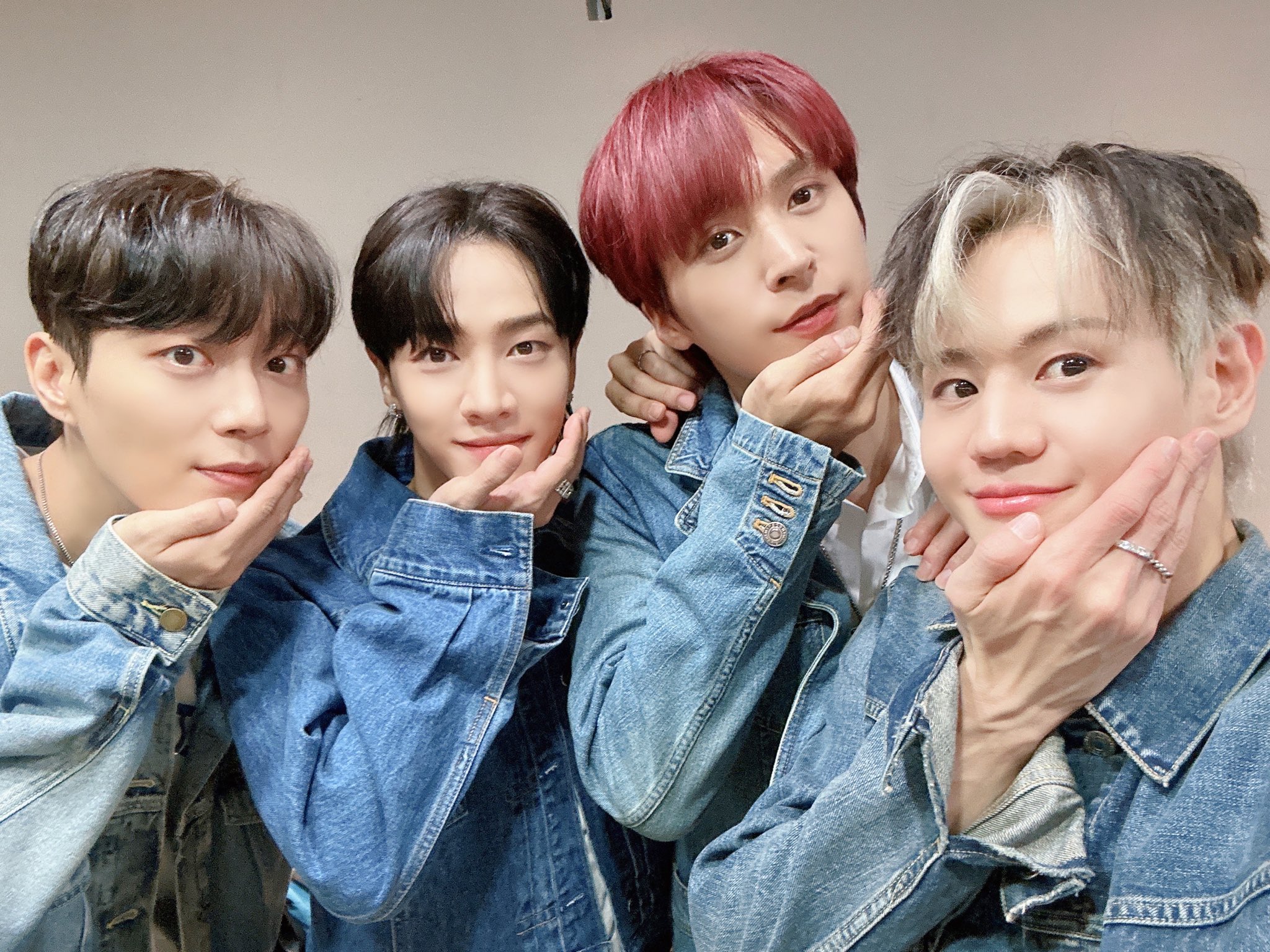 [잡담] 양요섭 이 사진 얼굴이랑 손 무슨 일이야...? | 인스티즈