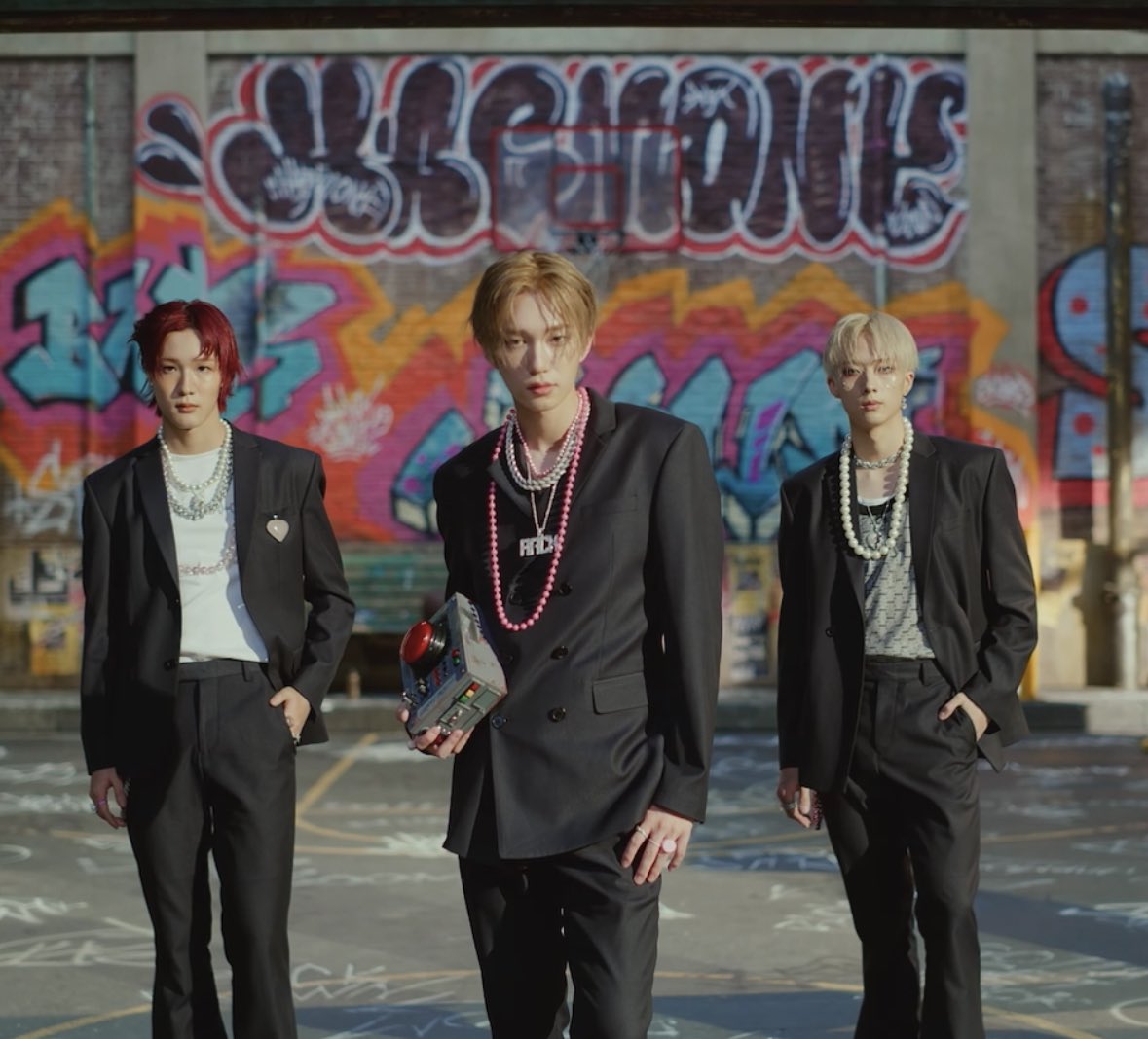 [잡담] 얼굴을 셋인데 목걸이가 17354개 정도되는거 웃김 ㅋㅋㅋ | 인스티즈