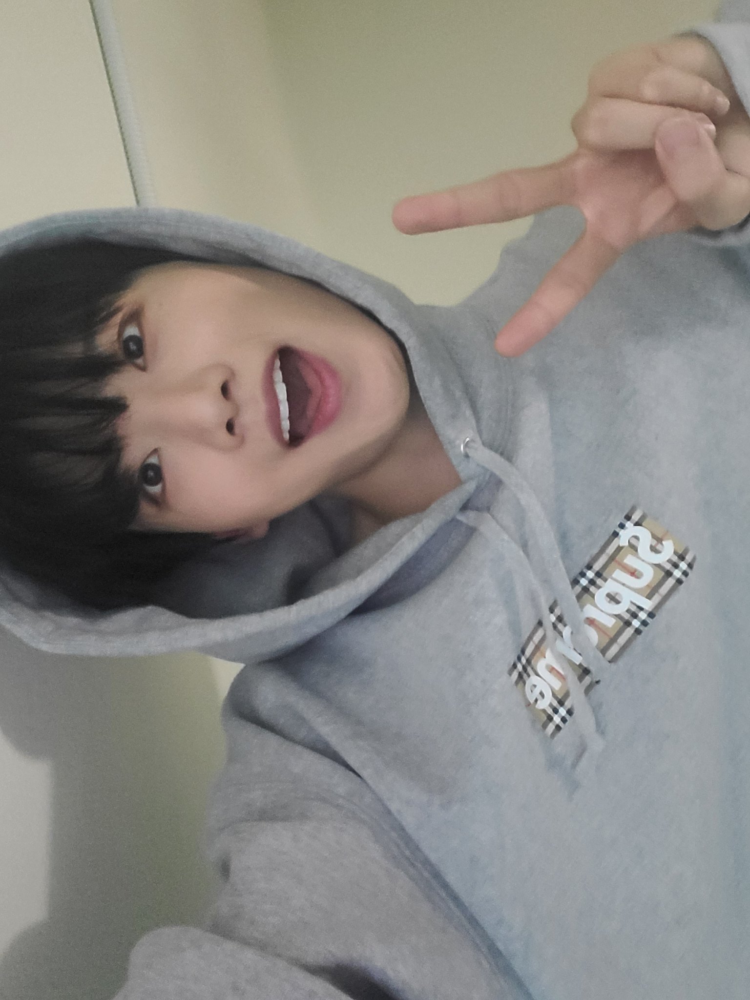 [잡담] 트레저 준규 공항패션 뭐 입고 나올지 트메들 예상 적중한거 넘 귀여웤ㅋㅋㅋㅋㅋ | 인스티즈