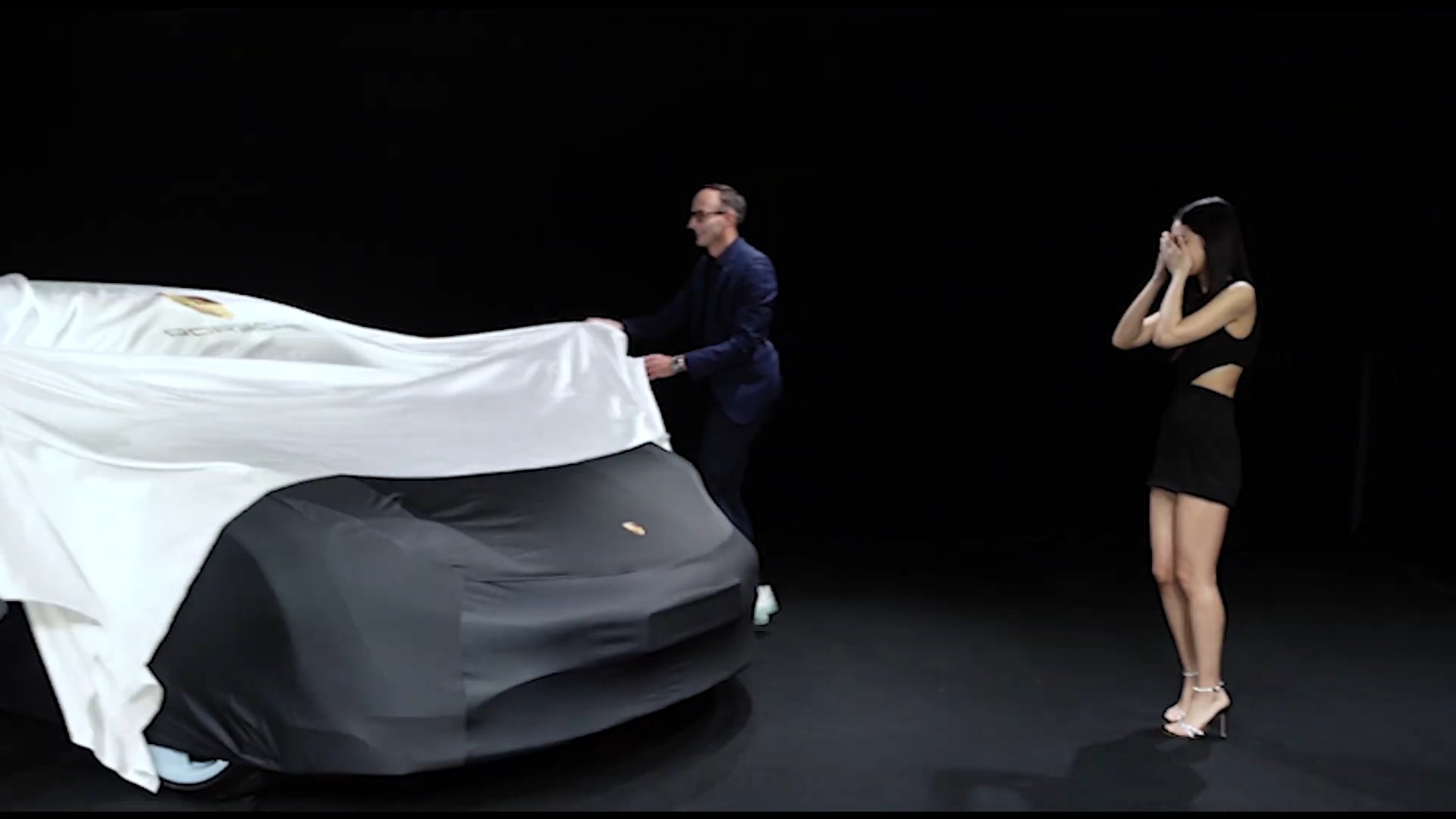 [잡담] 제니 포르쉐 공개되기전에 눈가리고있는거 귀엽ㅋㅋ | 인스티즈