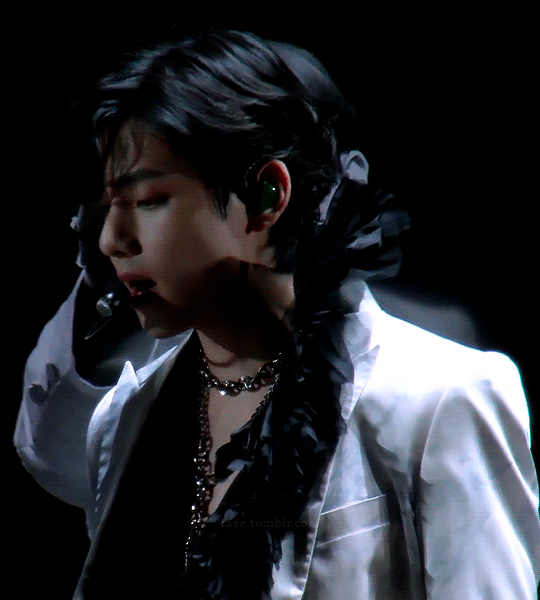 [잡담] 뷔 똑같이 화려한 스타일링인데 예전이랑 미묘하게 분위기 달라진거... | 인스티즈