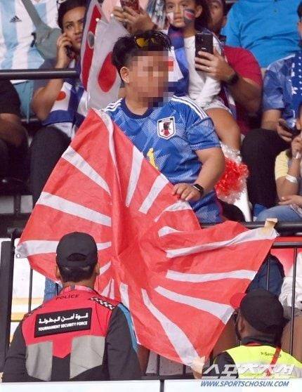일본vs 코스타리카 경기에 욱일기 들고왔다가 철거당하는 일본인들 | 인스티즈