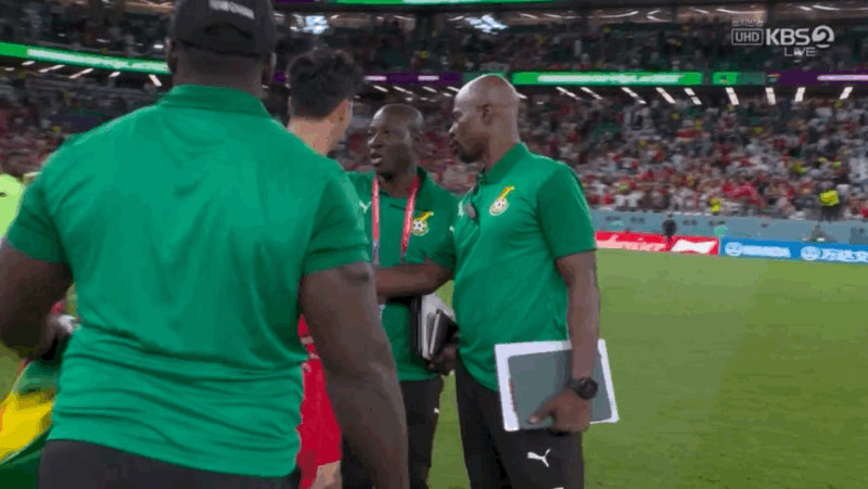 울고있는 손흥민과 셀카찍으려는 가나 코치들 | 인스티즈