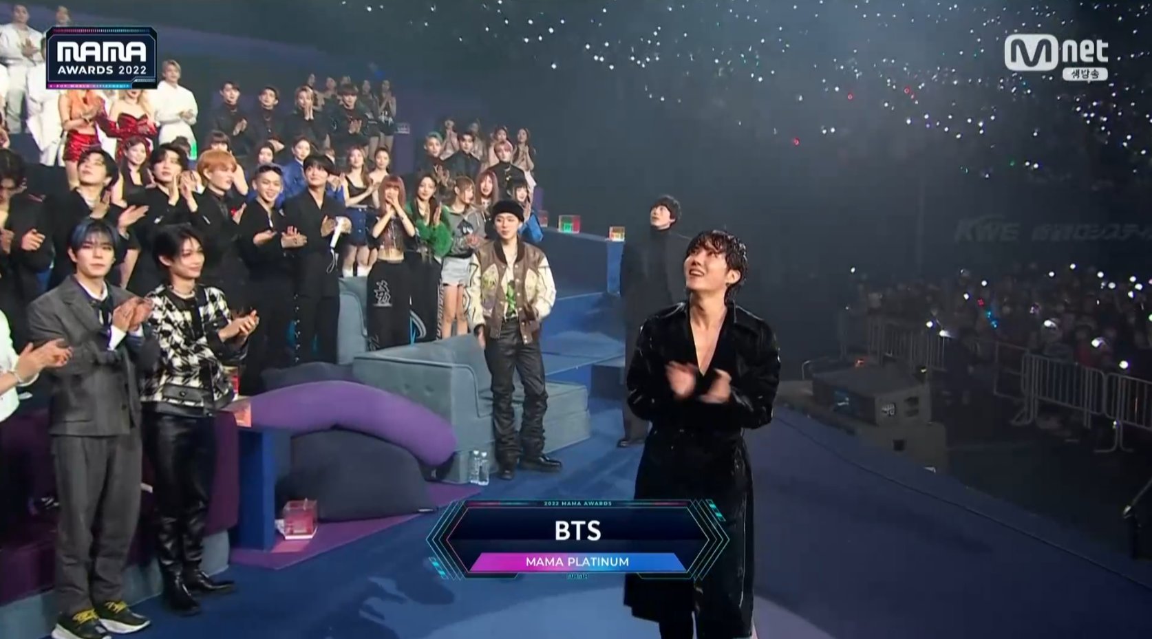 [잡담] 방탄 제이홉 대상 받으러 갈 때 후배들이랑 있으니까 완전 선배미 | 인스티즈