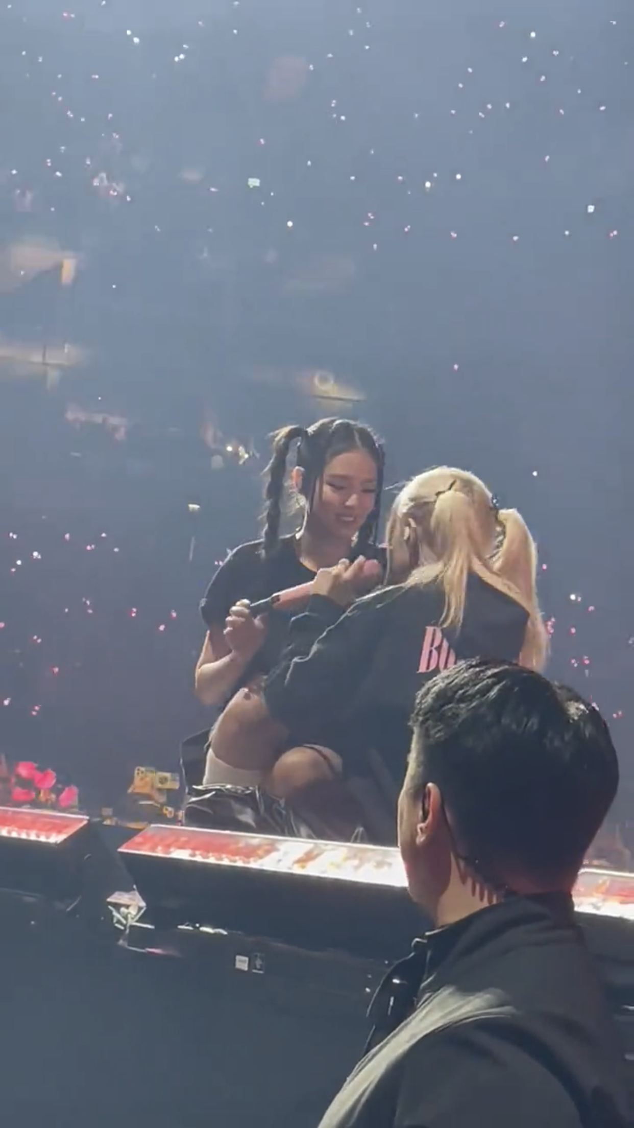 [잡담] 로제 오늘 마이크 날라가서 고장남 ㅠㅋㅋㅋㅋ | 인스티즈