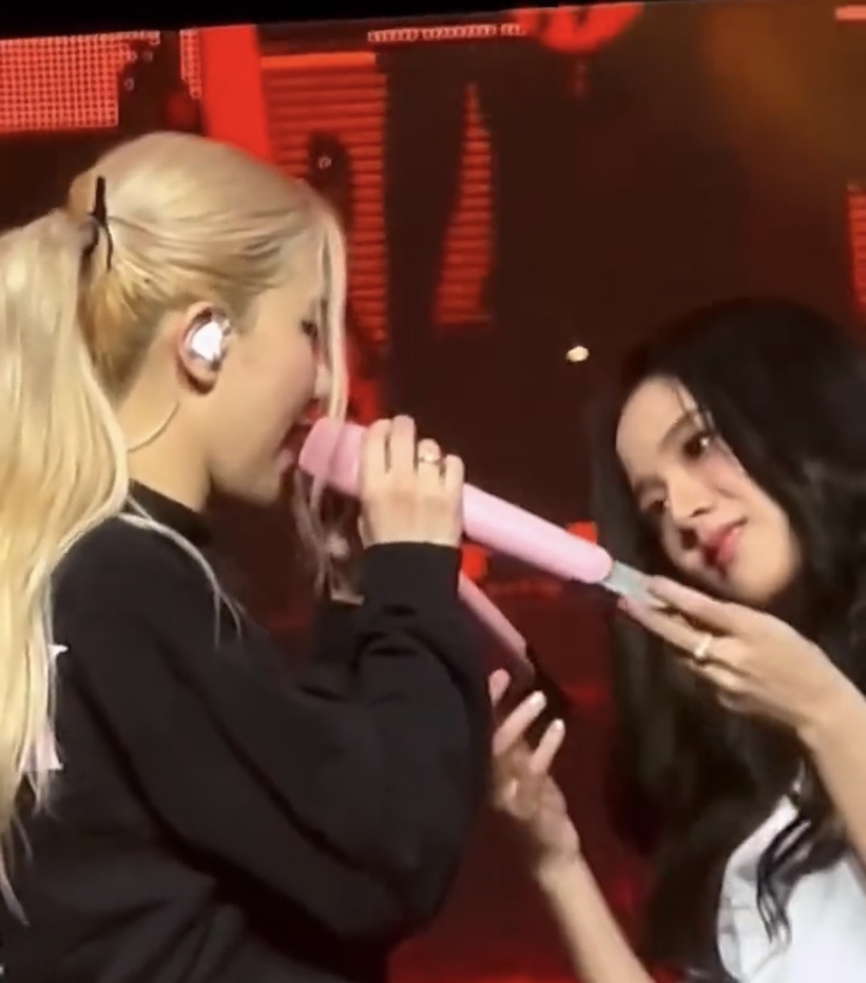 [잡담] 로제 오늘 마이크 날라가서 고장남 ㅠㅋㅋㅋㅋ | 인스티즈