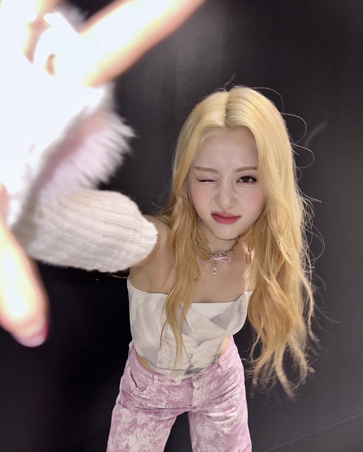 [잡담] 허윤진 핑크키치한 컨셉도 진짜 잘어울리는듯 | 인스티즈