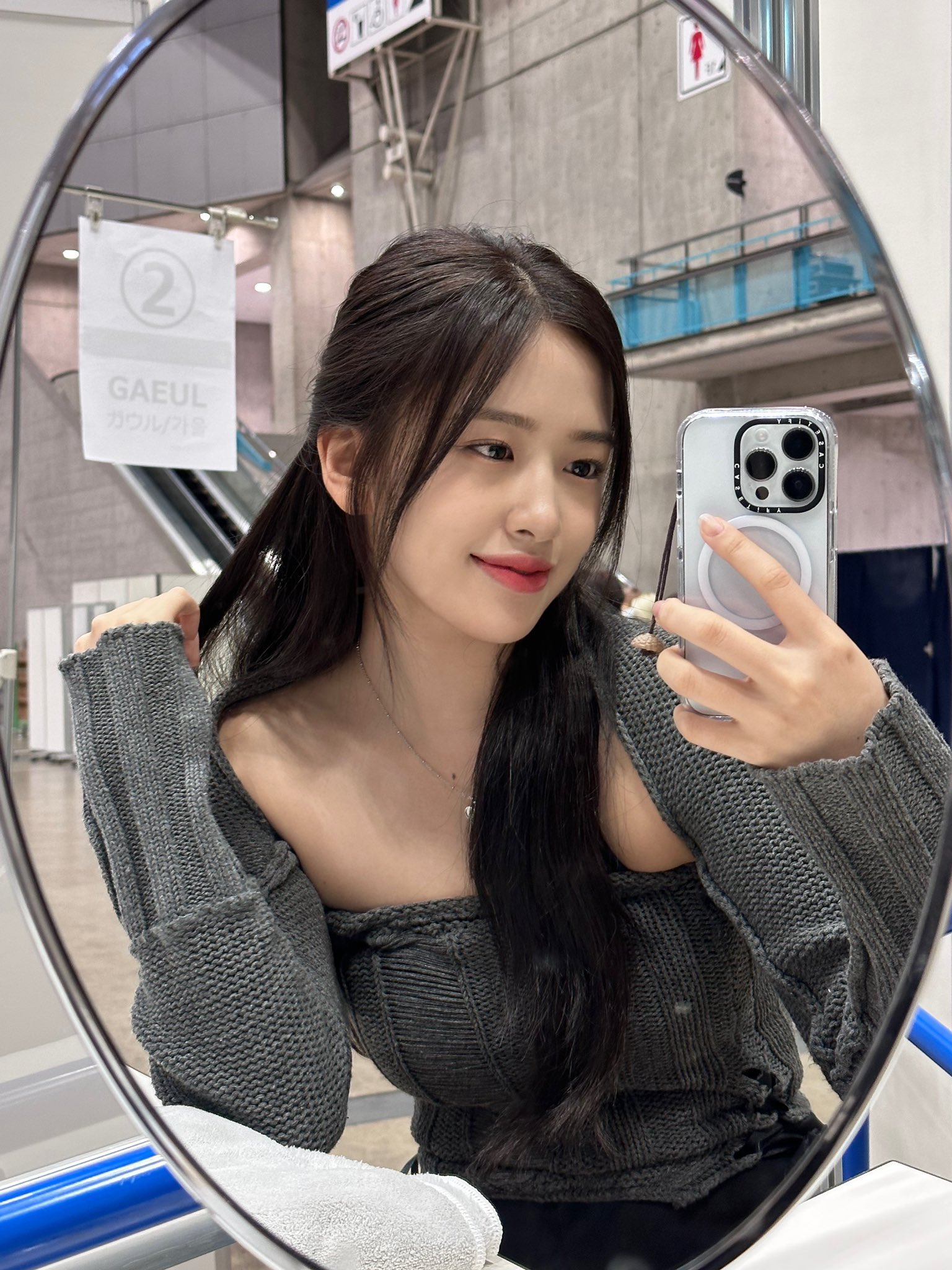 [잡담] 안유진 이 거울셀카 되게 현실에 있을거 같은 바이브라 설렘 | 인스티즈