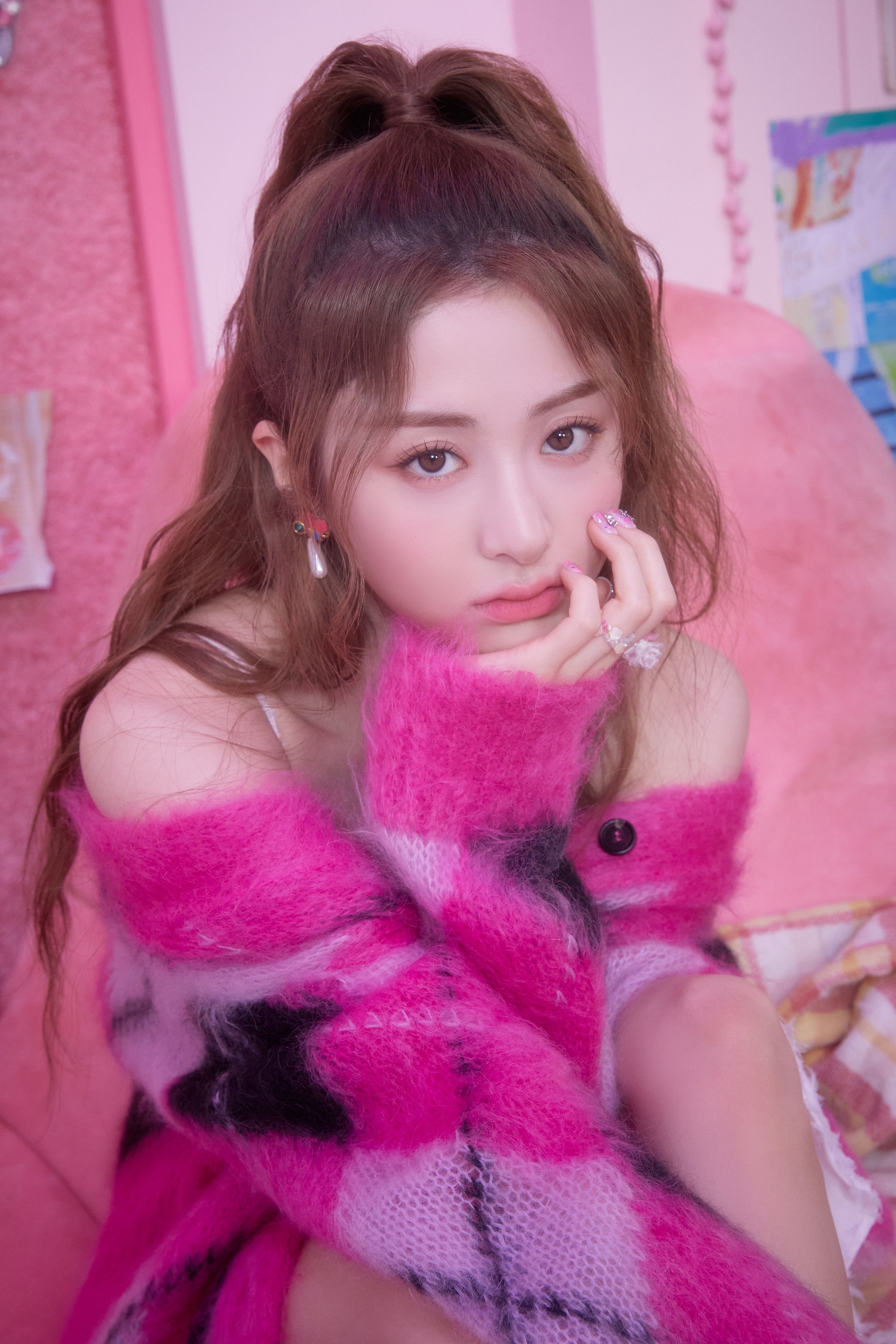 [잡담] 허윤진 핑크키치한 컨셉도 진짜 잘어울리는듯 | 인스티즈