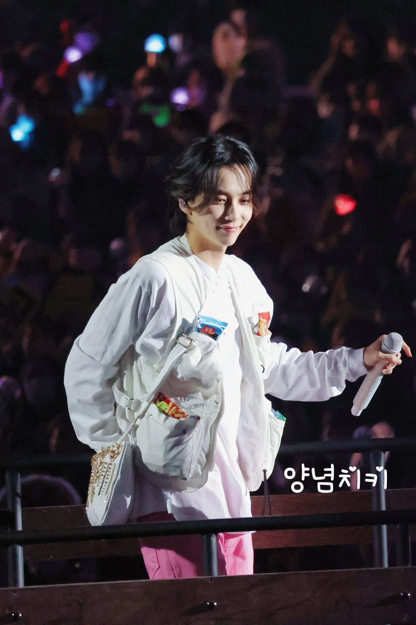 [잡담] 팬들 주려구 가방, 주머니 빵빵하게 채워 나오는 이 다람지.. 넘 사랑스러버.. ㅈㅇ 셉 정한 | 인스티즈