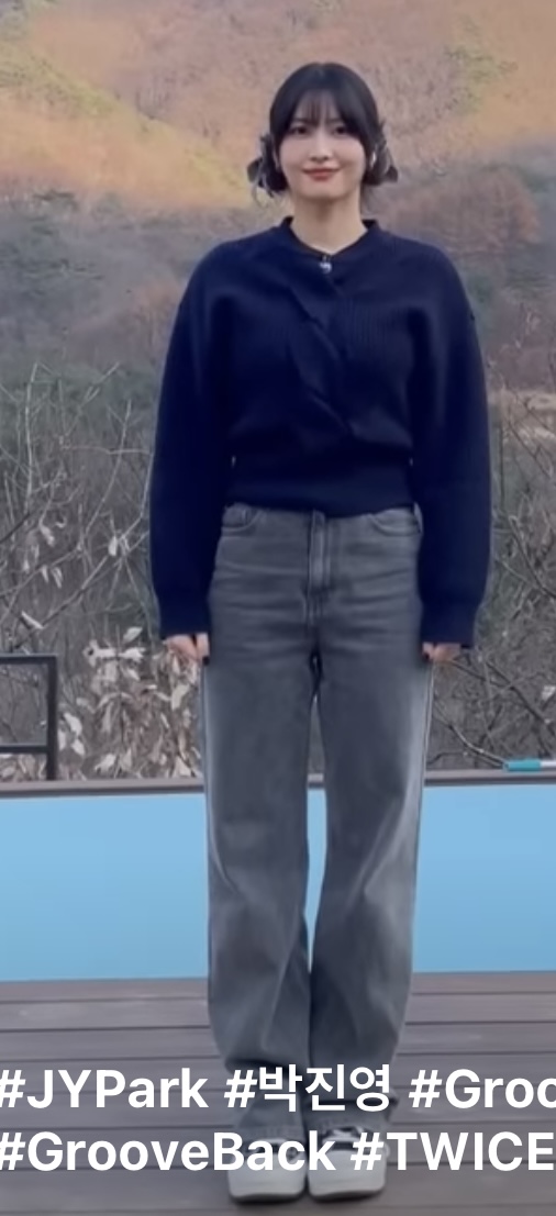 [잡담] 모모 이 가디건 무슨 제품인지 아는사람 있어?? | 인스티즈