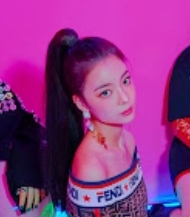 [잡담] 있지 사진 보다가 궁금한 건데 이런 바짝 올린 포니테일 | 인스티즈