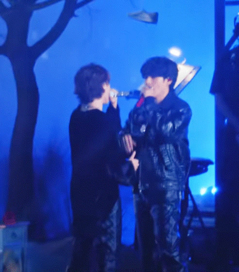 [잡담] 이거 뷔가 지민이 얼굴에 뭐 묻은 거 닦아주는 건가? | 인스티즈