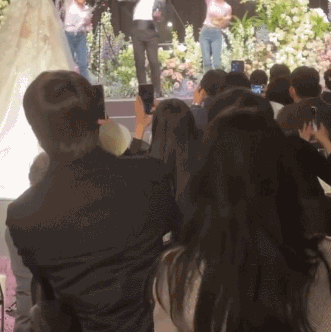 [정보/소식] [영상] 지연♥황재균 결혼식 현장…춤추는 아이유, 꽃 뿌리는 BTS 진 | 인스티즈