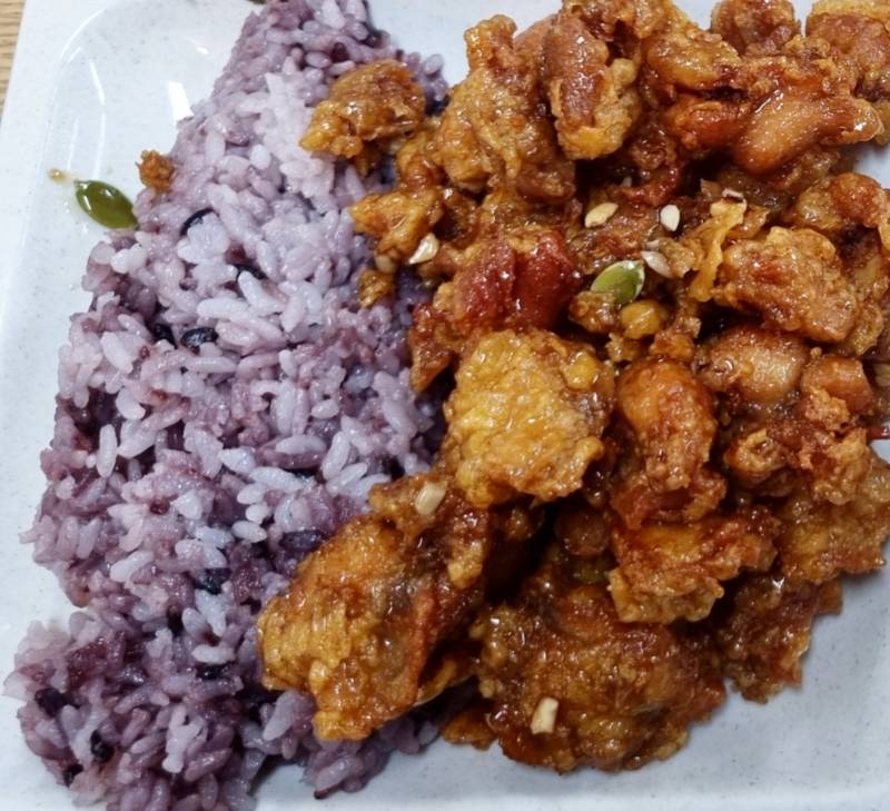 구내식당 간장치킨 개맛있는데 따로 팔아줬으먄 좋겠다 | 인스티즈