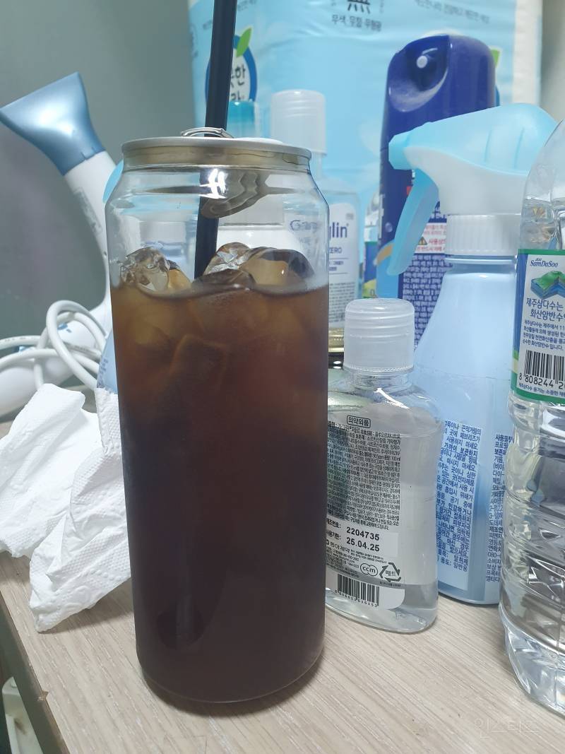 아메리카노인지 아이스티인지 논란이 되고있는 사진이라는데 어떻게 생각해? | 인스티즈