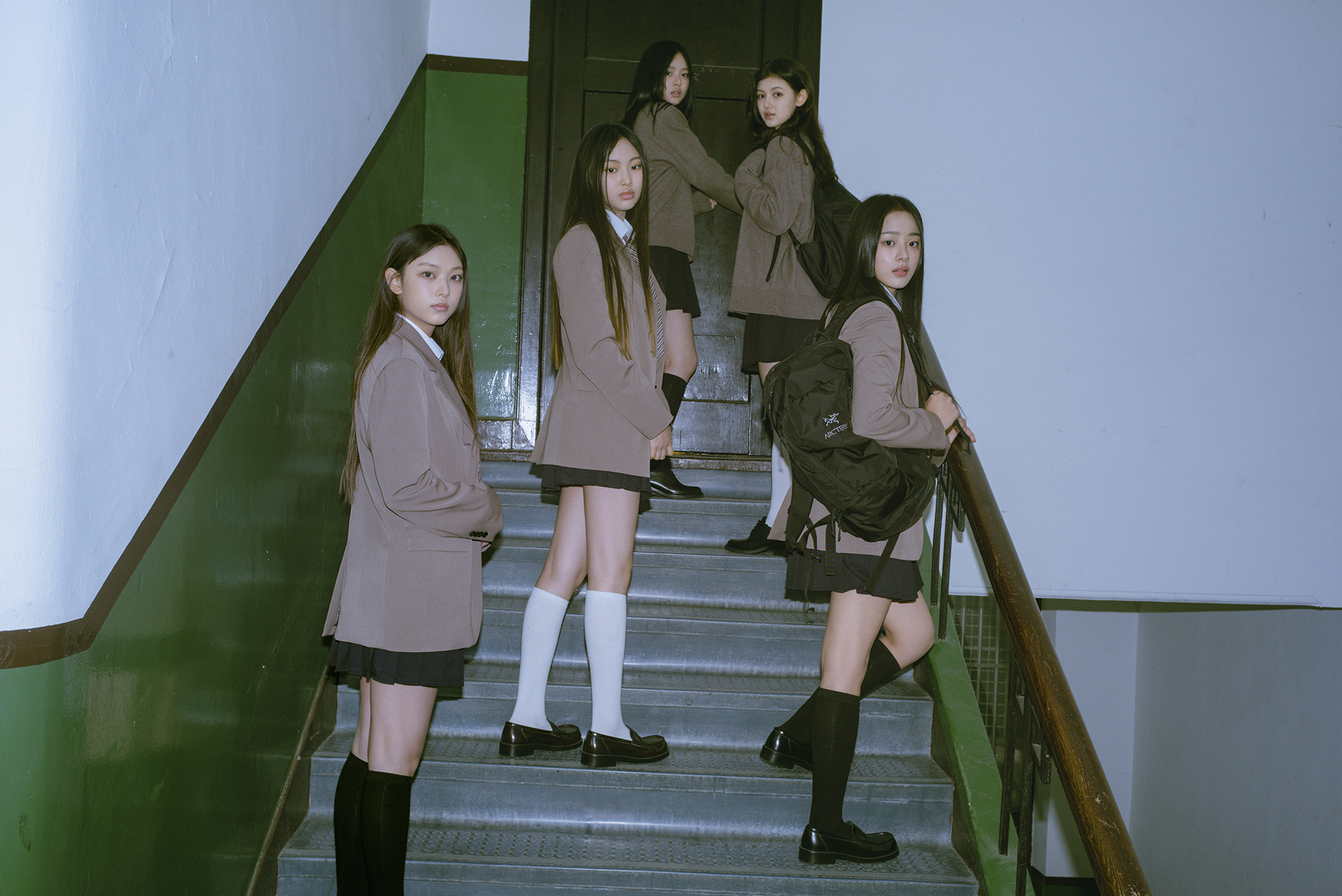 [잡담] 뉴진스 컨포 47장 올라왔는데 개취로 맘에 드는거만 가져옴 | 인스티즈