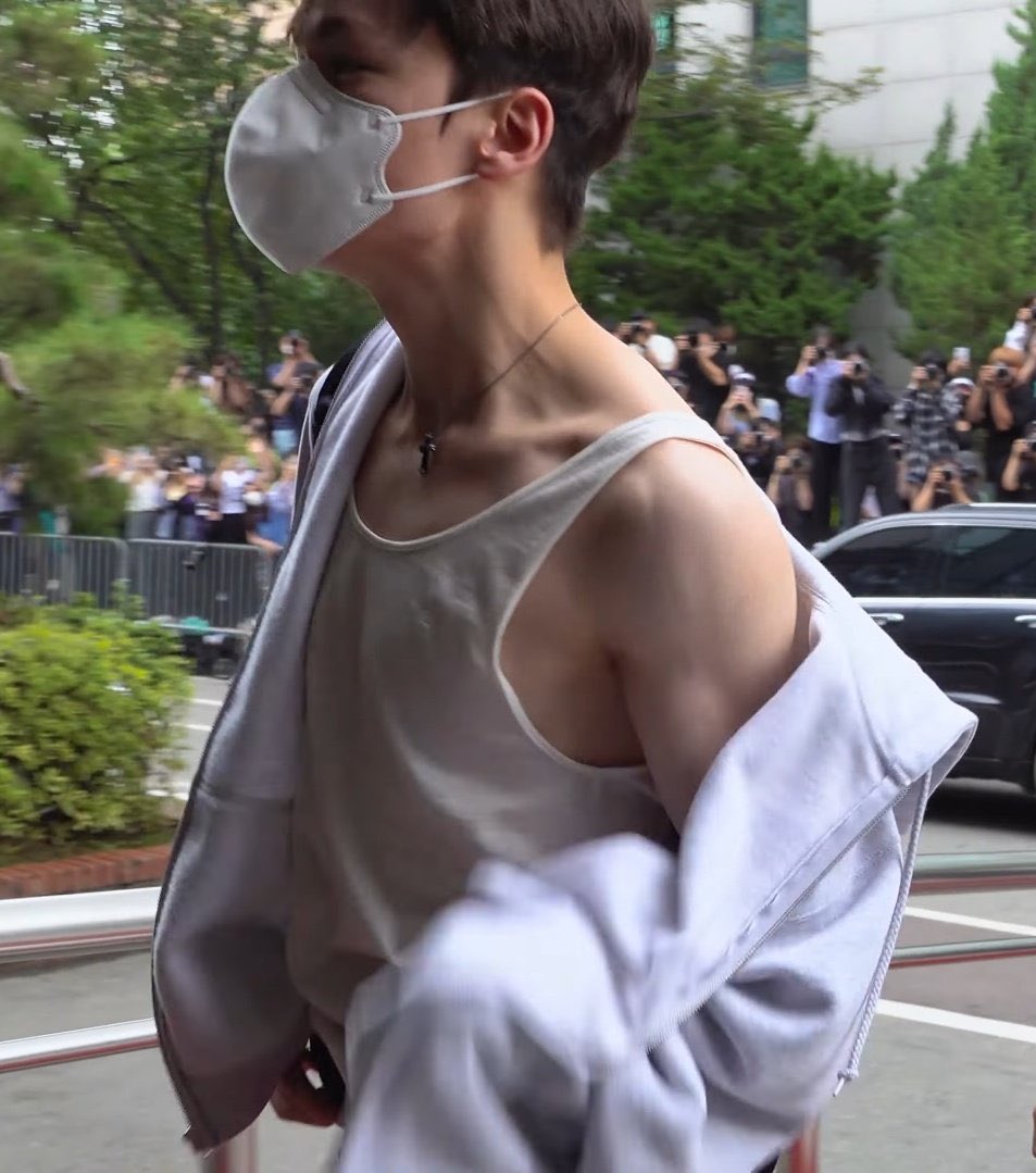 [잡담] 버논 체지방이 적어서 목~어깨 쪽 근육 갈라지는 거 너무 좋음 | 인스티즈