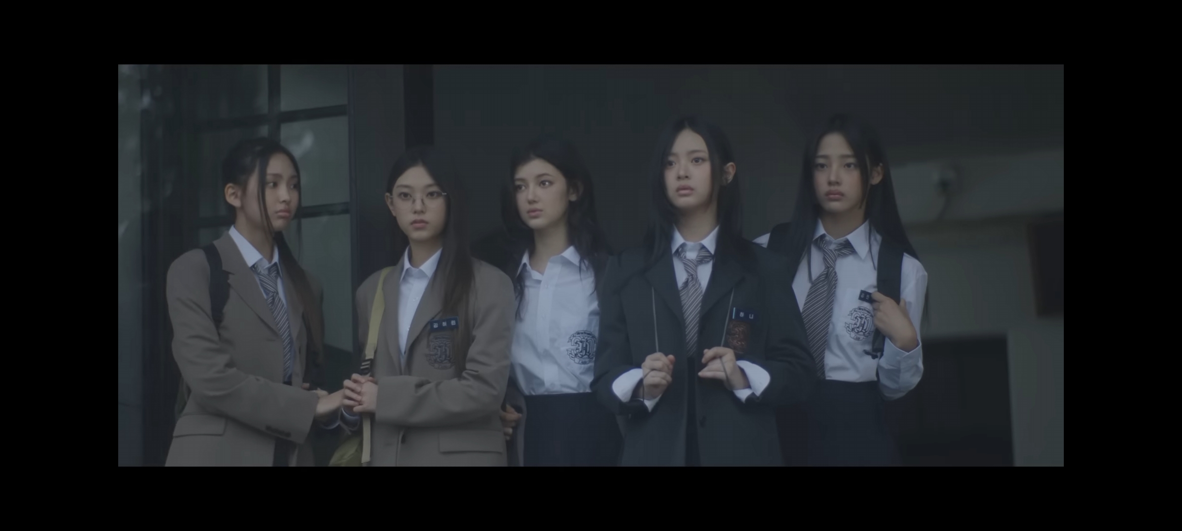 [잡담] 뉴진스 뮤비 해석들 보고 이 장면 보니까 팬은 돌을 떠나면 그걸로 끝이지만 | 인스티즈