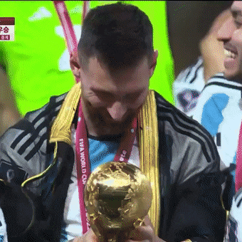 [잡담] 메시 우승컵 돌려가면서 본다.. | 인스티즈