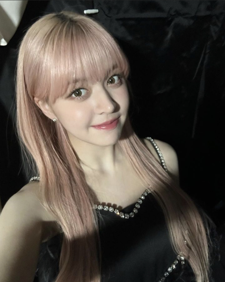 [잡담] 와 릴리 핑머 긴머리 셀카 댕예뻐.. | 인스티즈