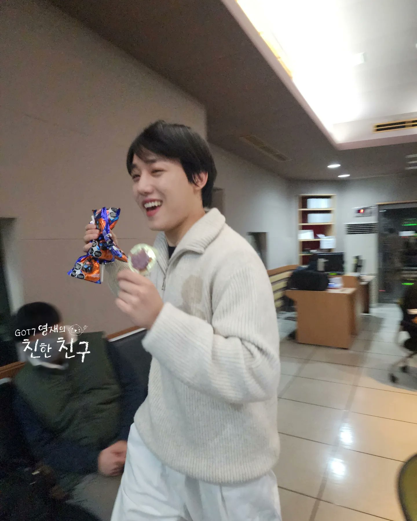 [잡담] 이게 어떻게 선물 주러가는 사람 표정 ㅋㅋㅋㅋㅋㅋ | 인스티즈