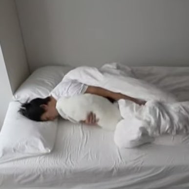 [잡담] 조규성 애착인형 끌어안고 있는 거 심각하게 귀엽네.. | 인스티즈